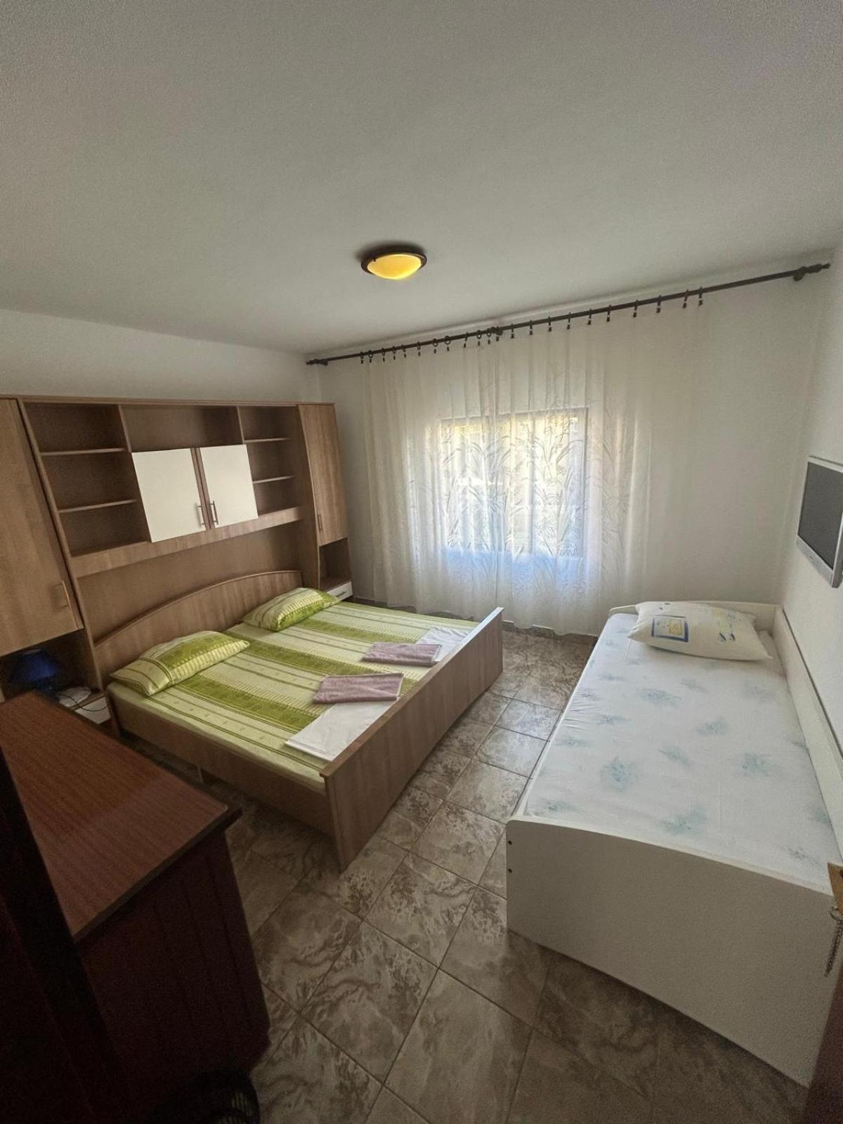 Apartmani Mate Vrban Karlobag Exterior photo